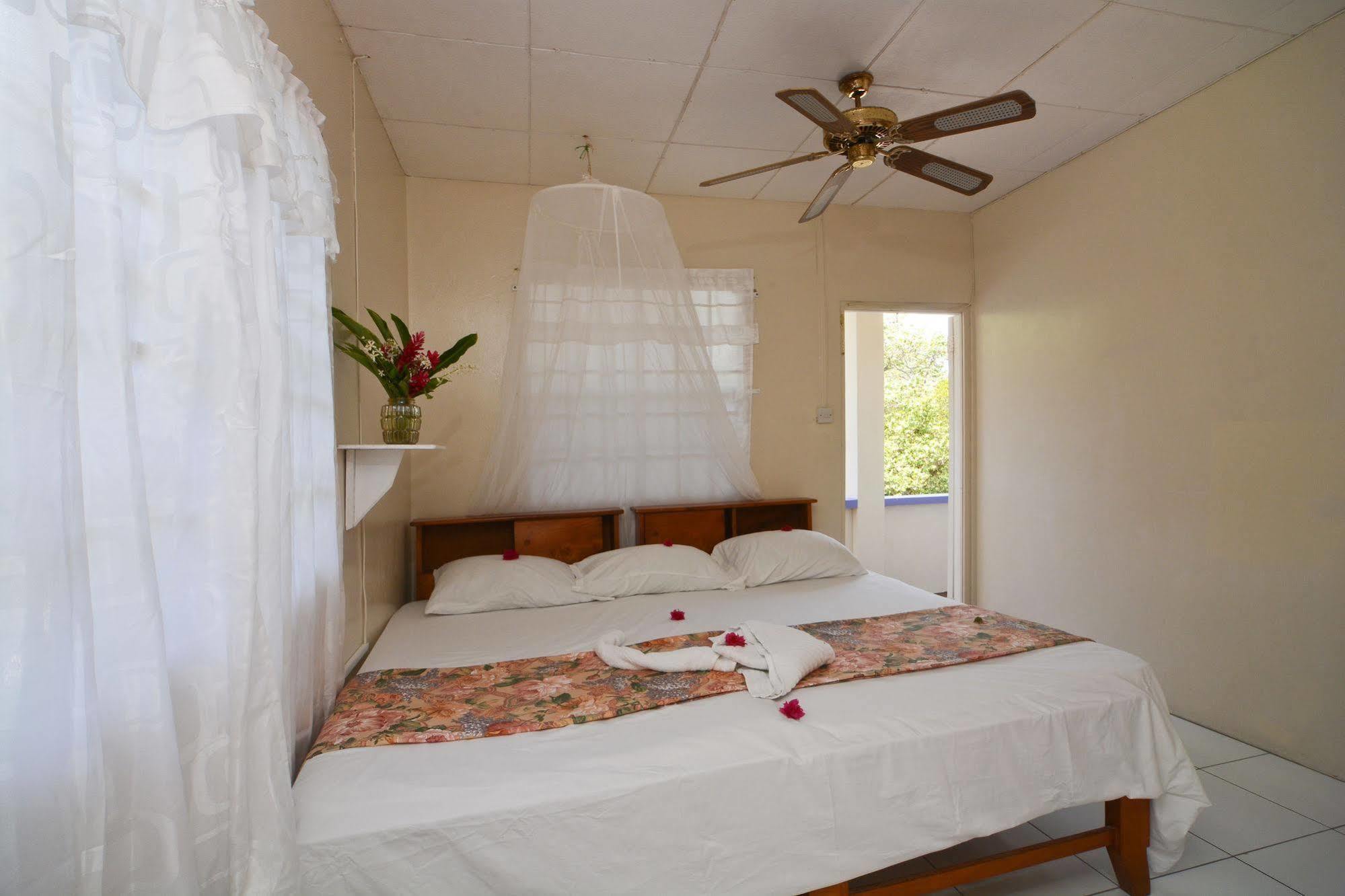 Готель Keegans Beachside Bequia Island Екстер'єр фото