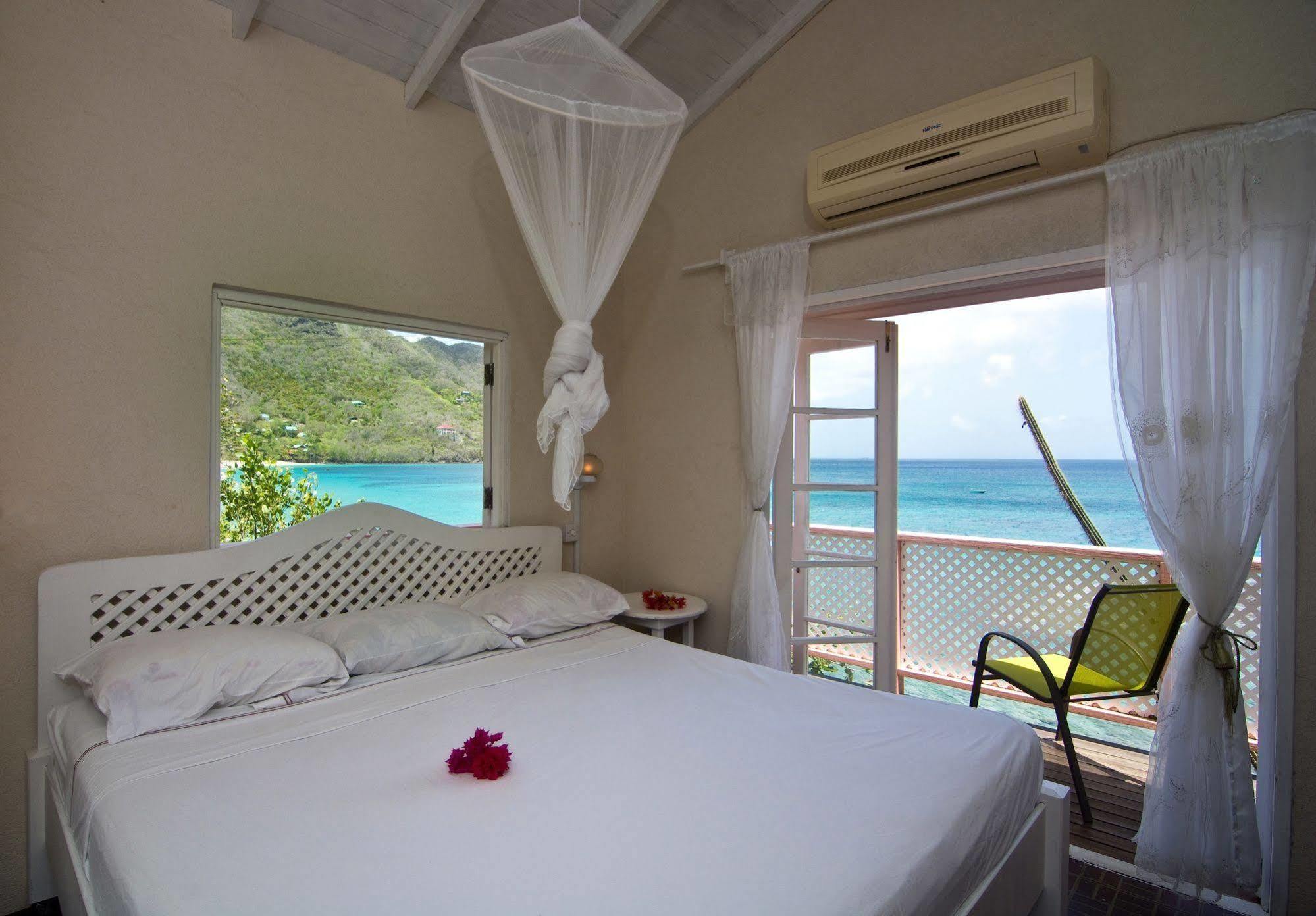Готель Keegans Beachside Bequia Island Екстер'єр фото
