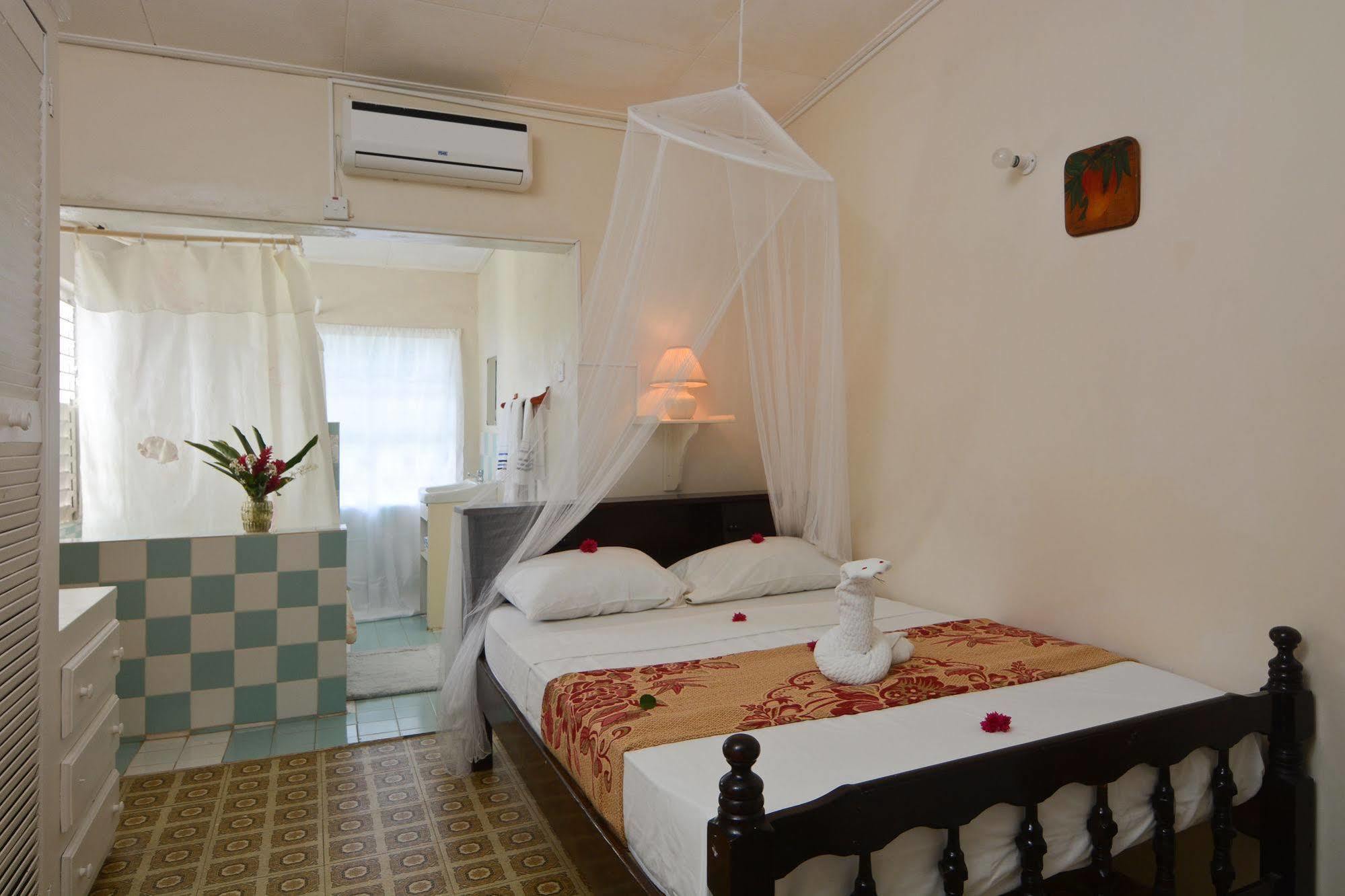 Готель Keegans Beachside Bequia Island Екстер'єр фото