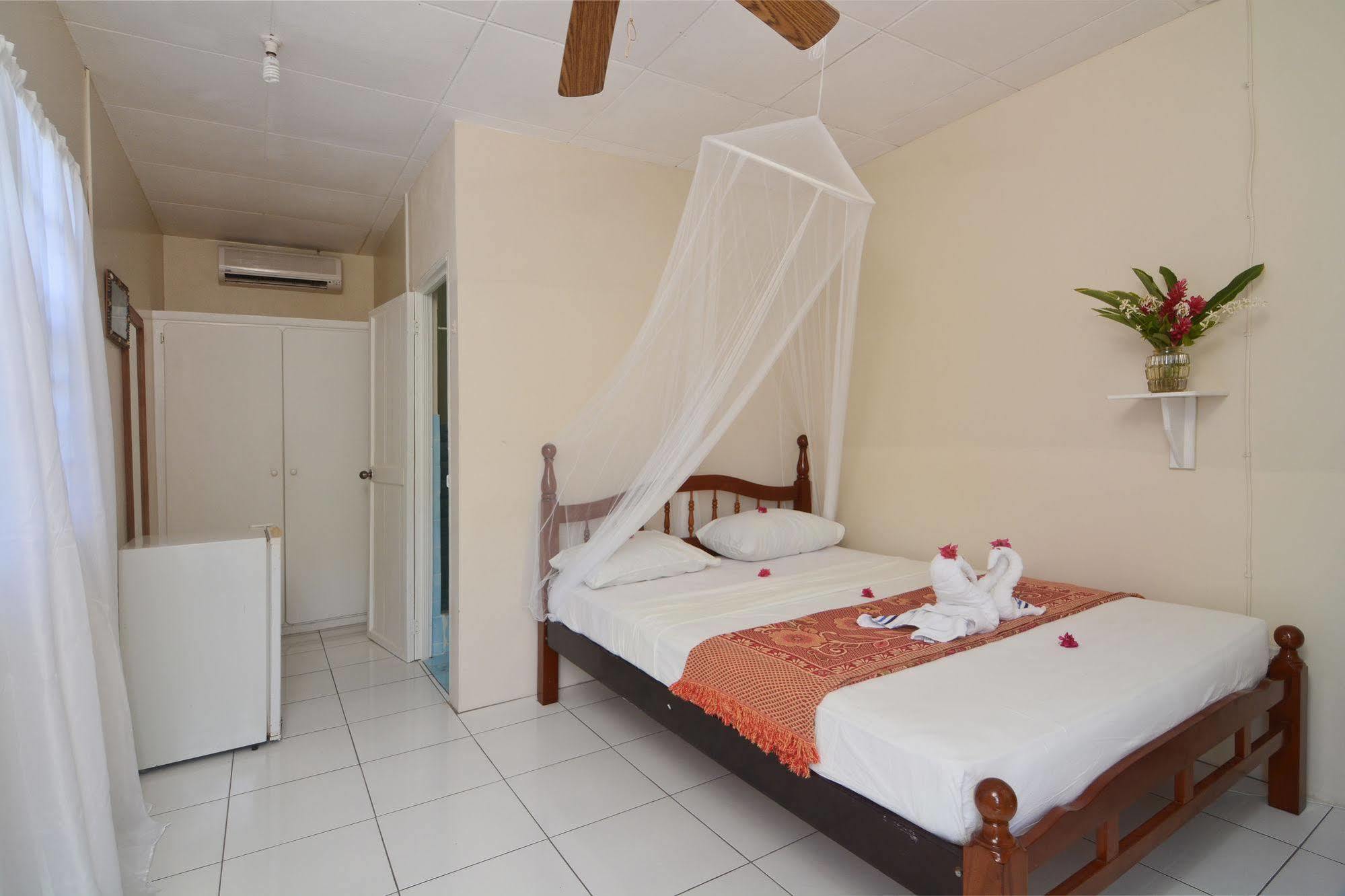 Готель Keegans Beachside Bequia Island Екстер'єр фото