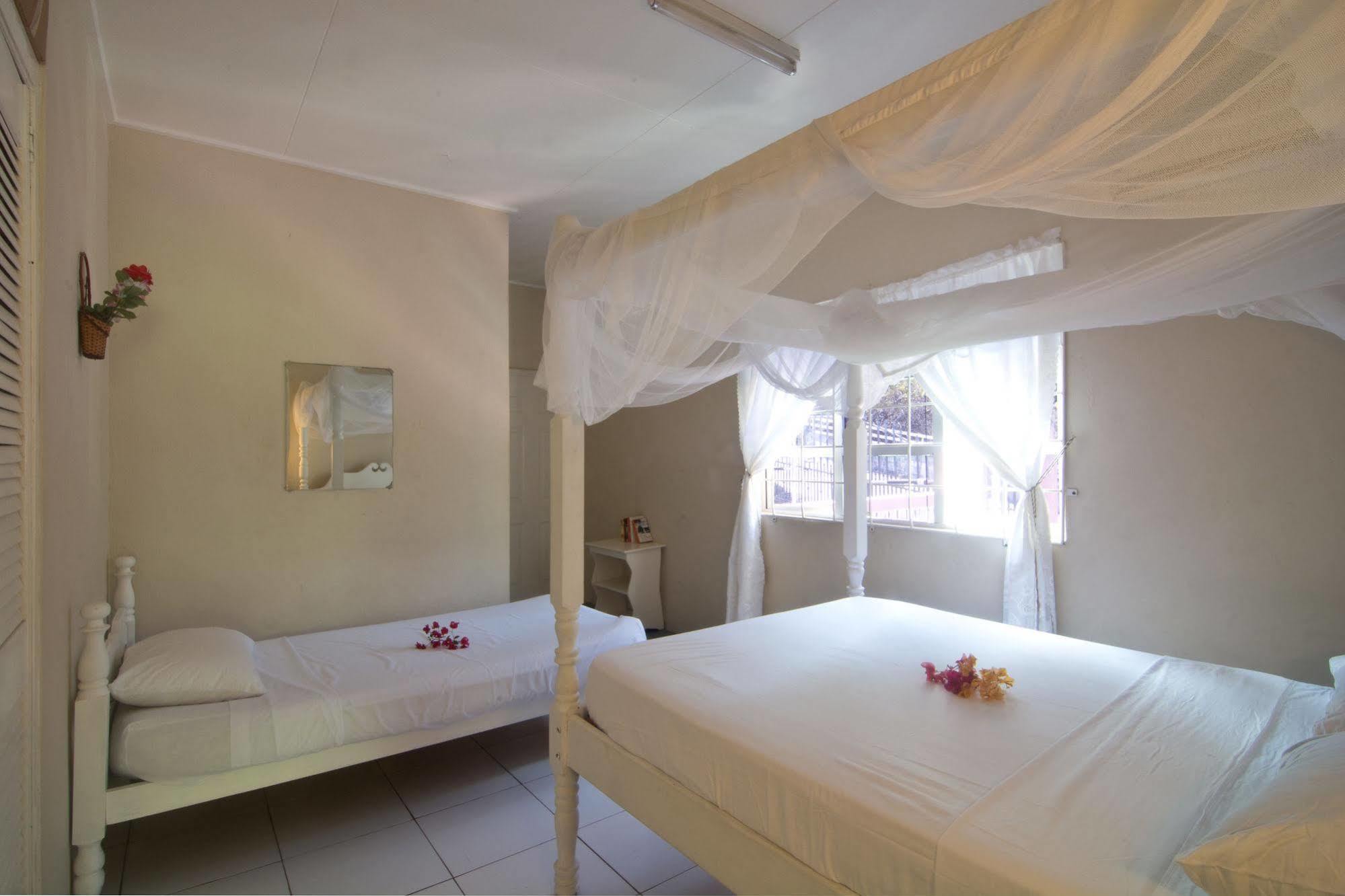 Готель Keegans Beachside Bequia Island Екстер'єр фото