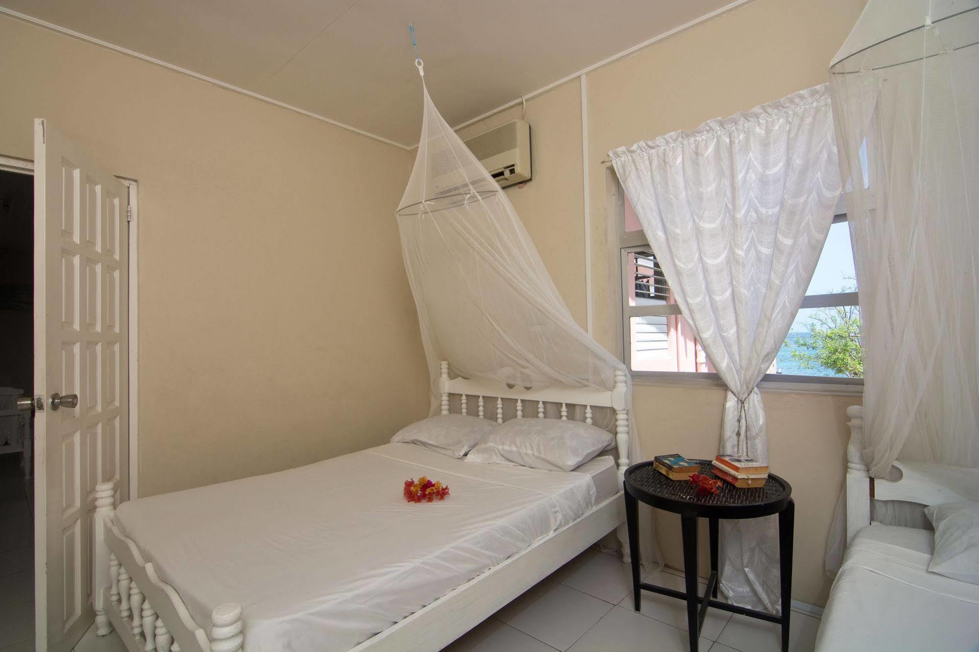 Готель Keegans Beachside Bequia Island Екстер'єр фото